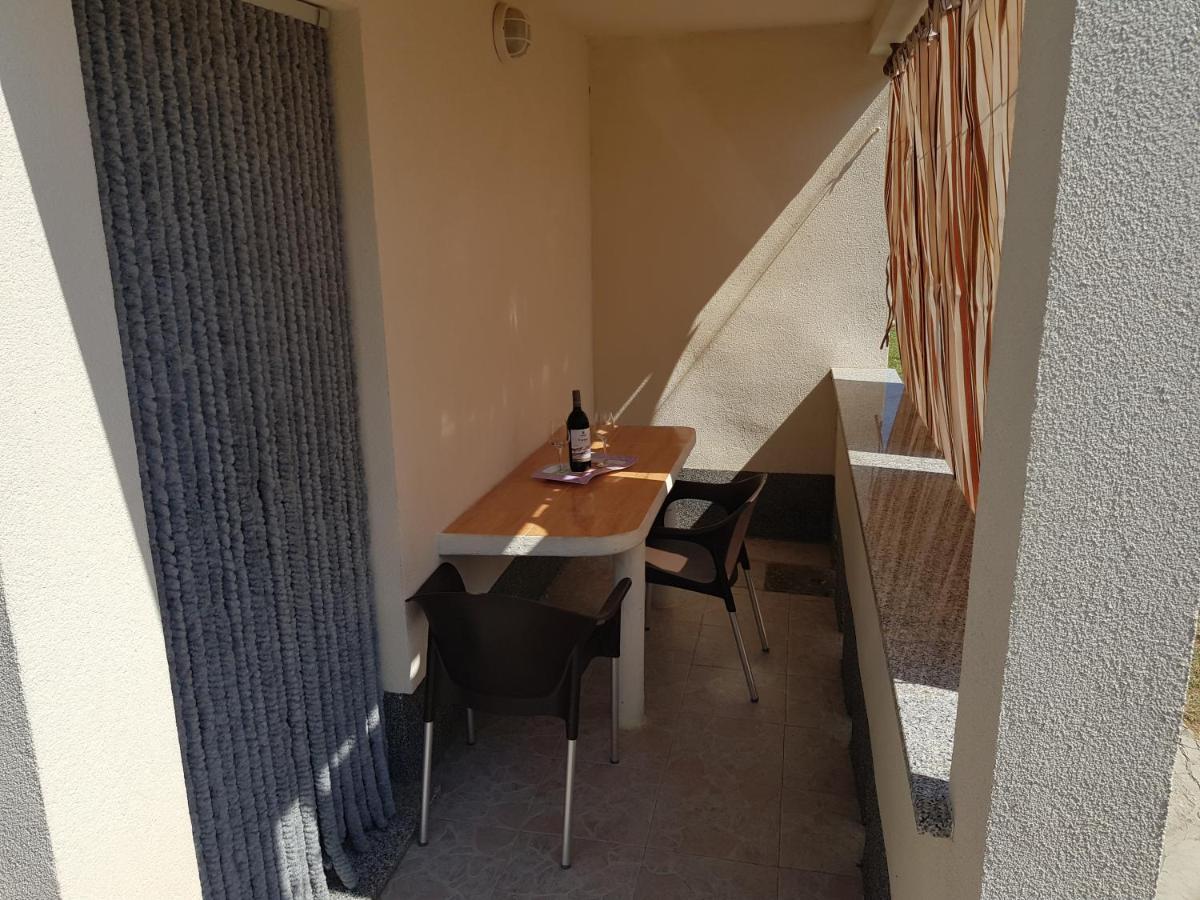 Apartments Nikol Лопар Екстериор снимка